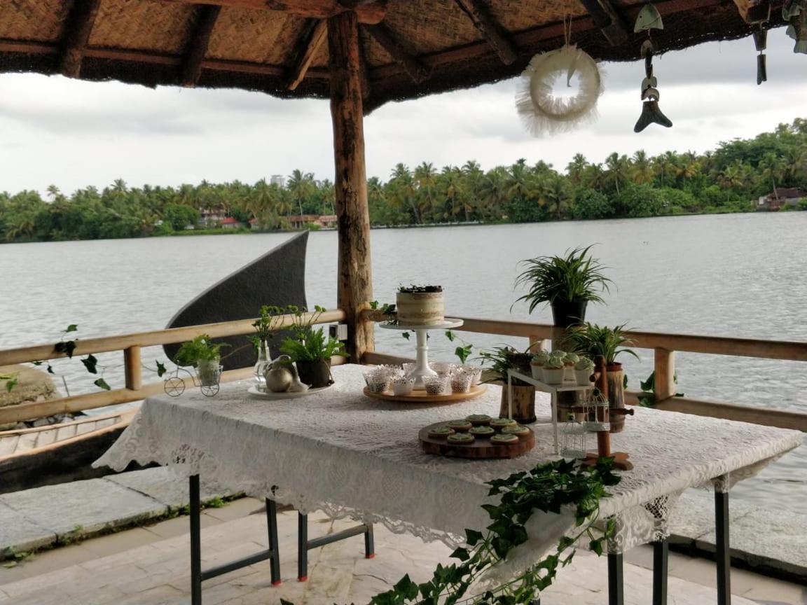 Baymaas Lake House Kochi Esterno foto